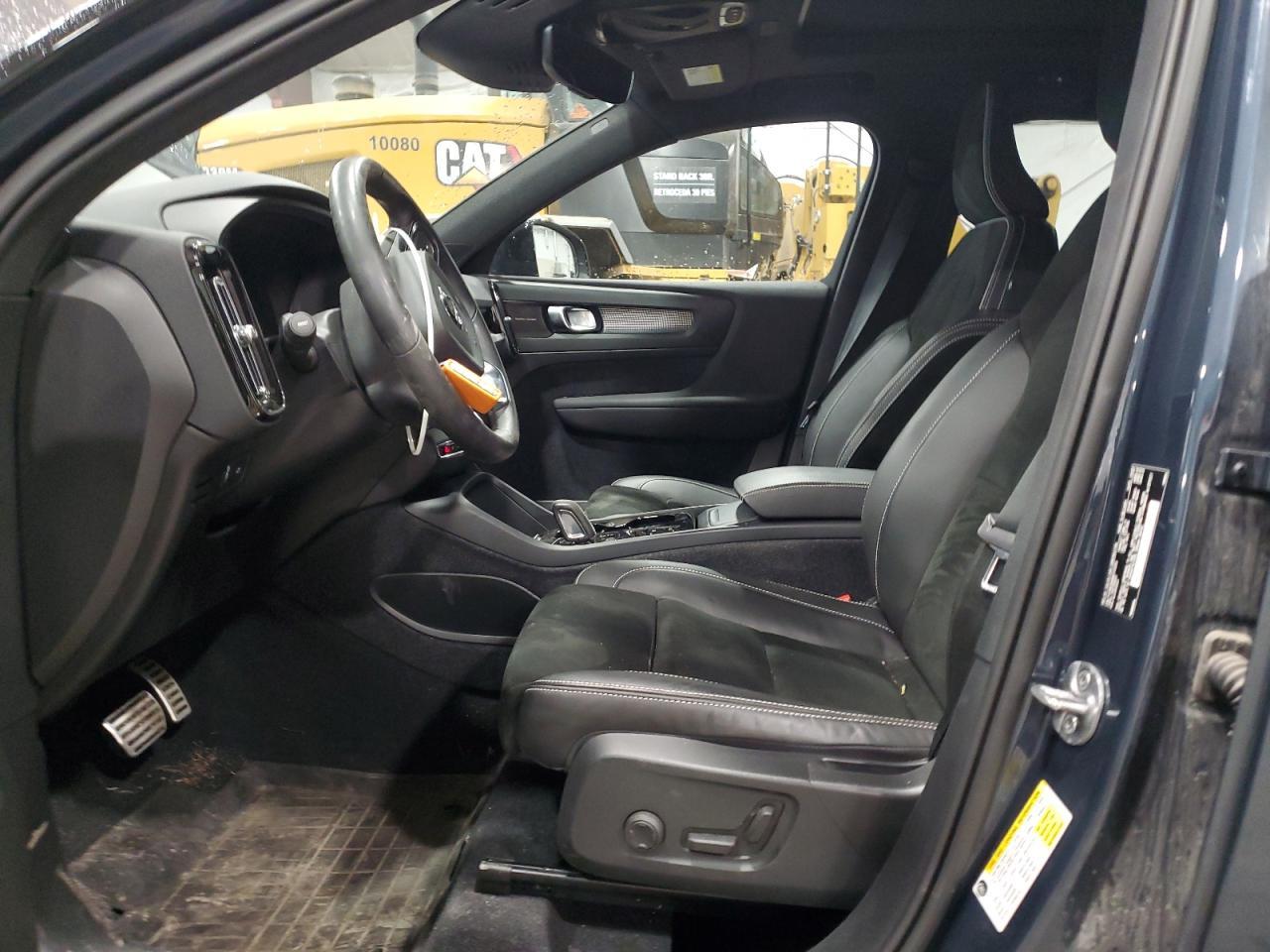 2022 VOLVO XC40