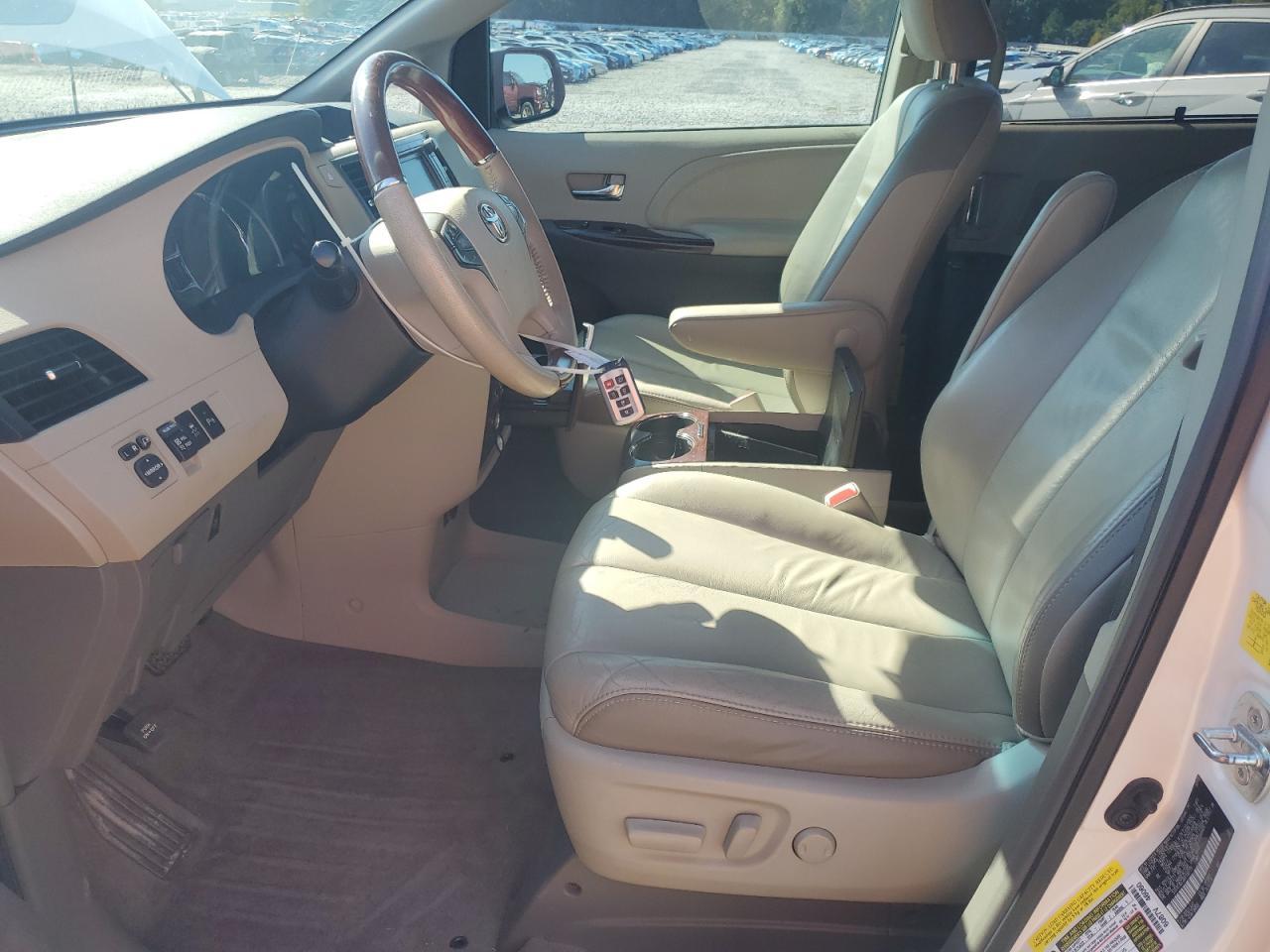 2011 TOYOTA SIENNA