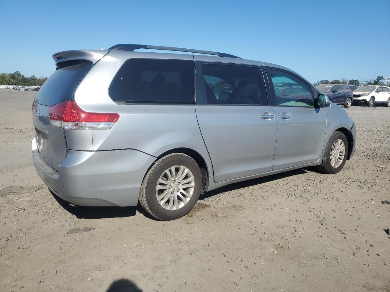 2011 TOYOTA SIENNA
