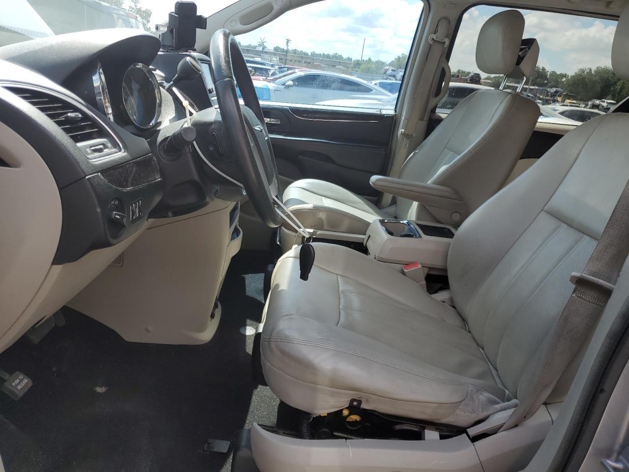 2013 CHRYSLER Town & Country