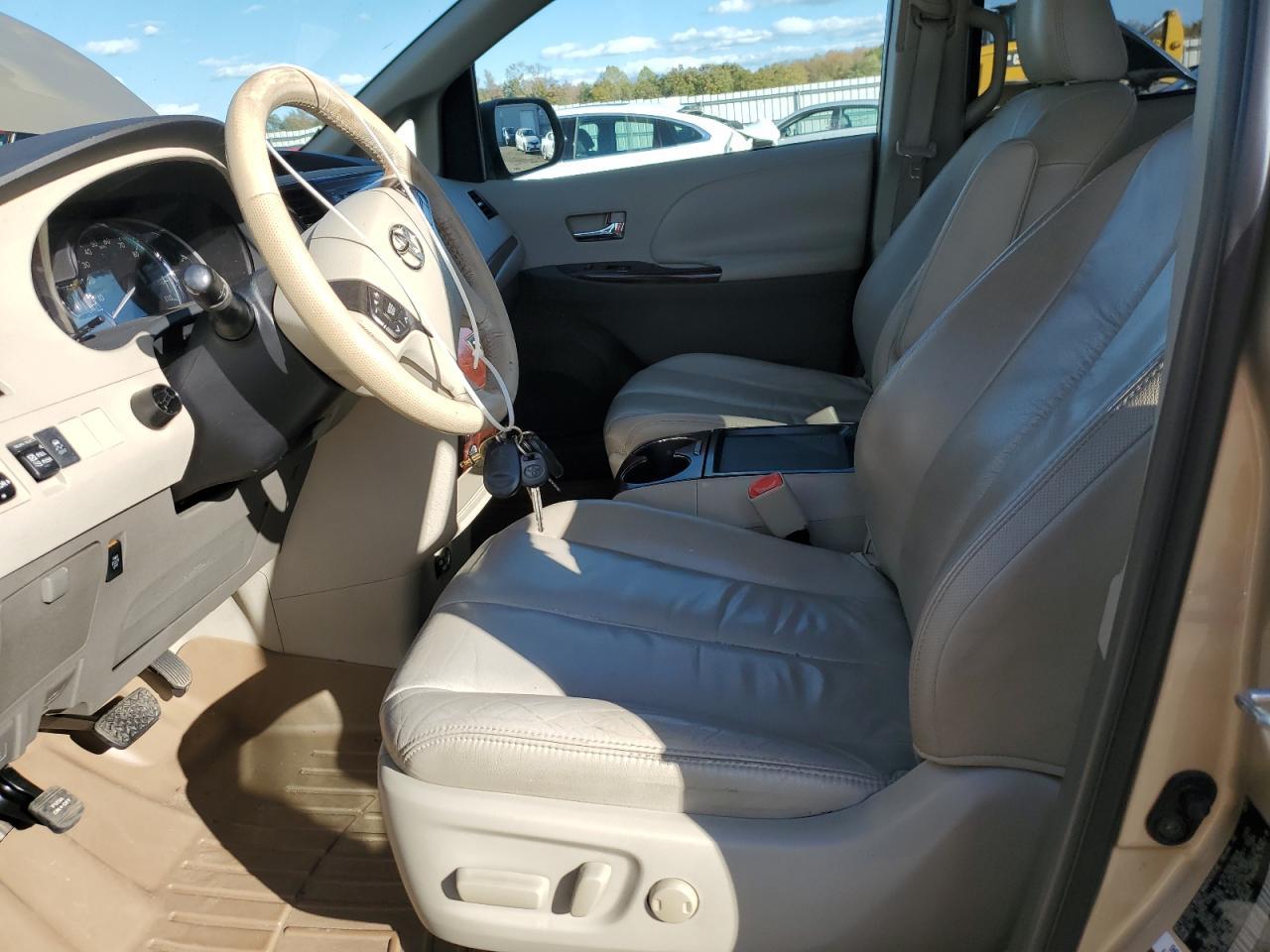 2011 TOYOTA SIENNA