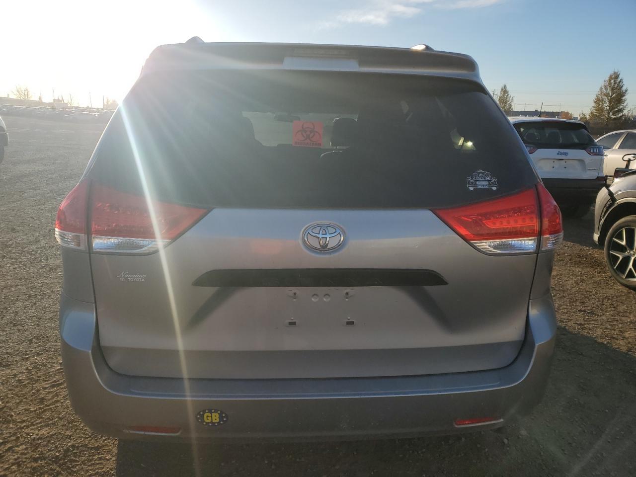 2011 TOYOTA SIENNA