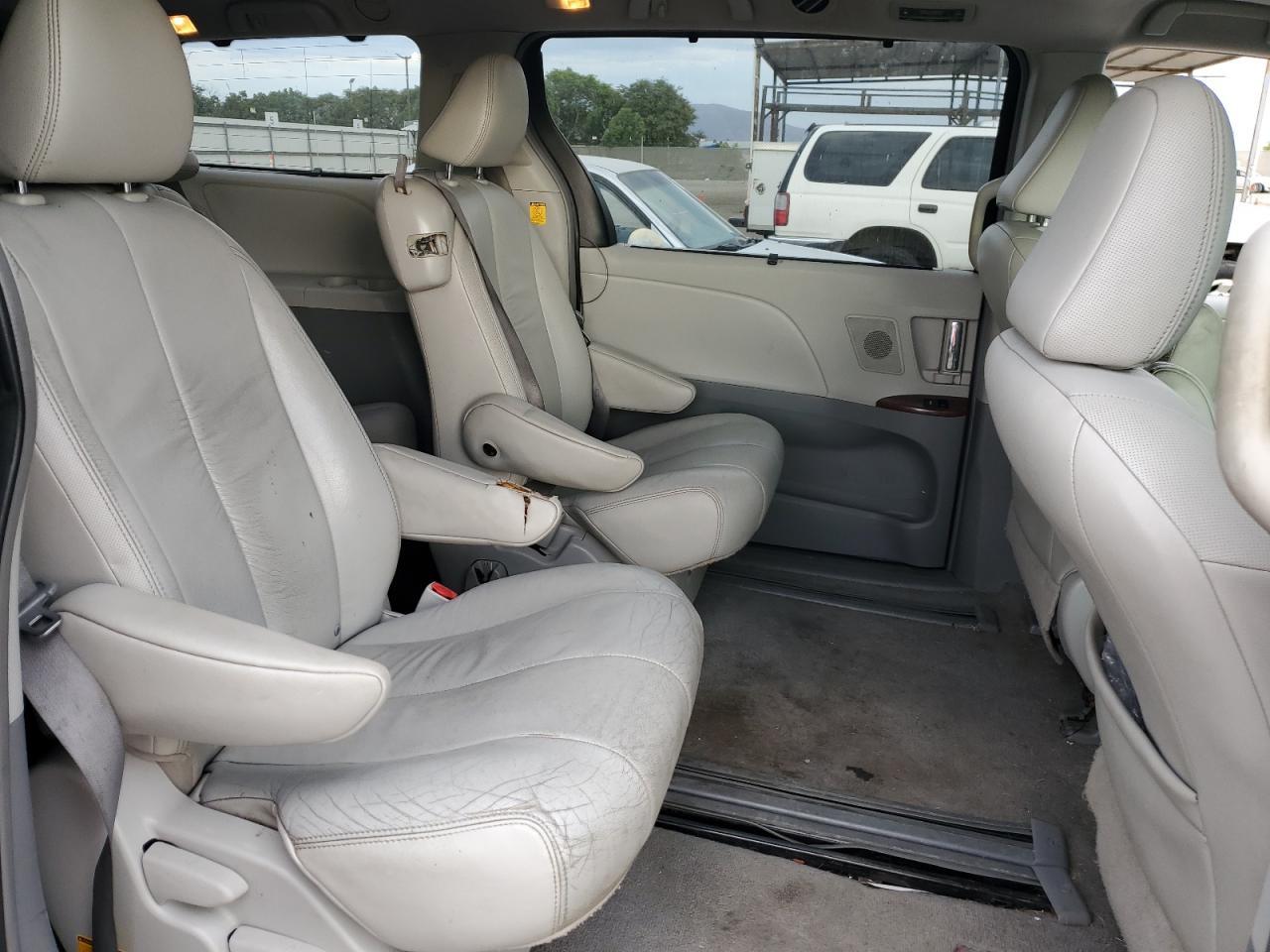 2011 TOYOTA SIENNA