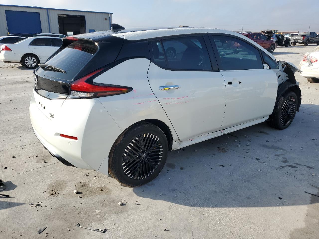 2023 NISSAN LEAF