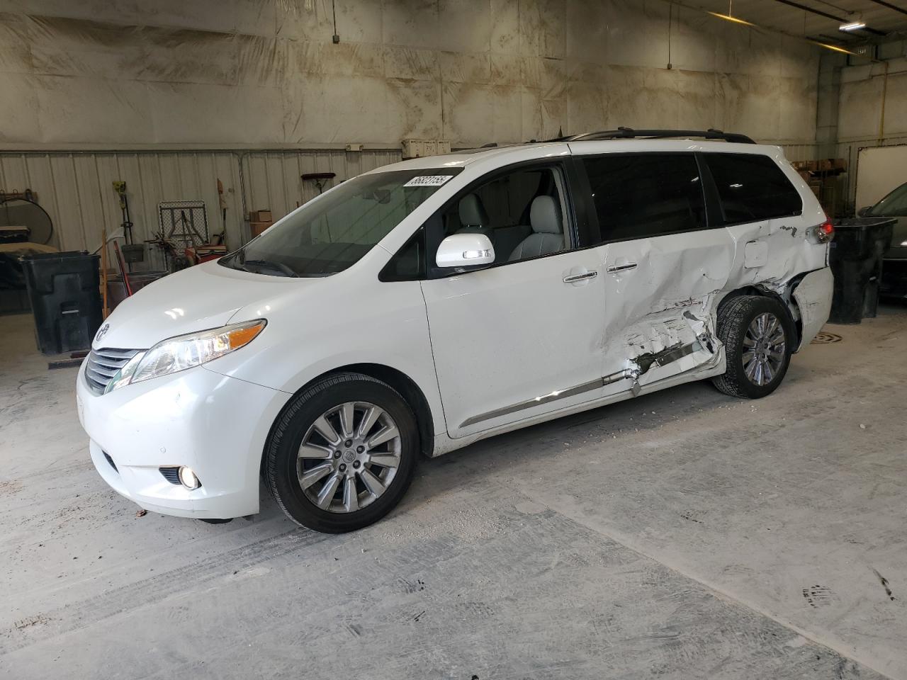 2013 TOYOTA SIENNA