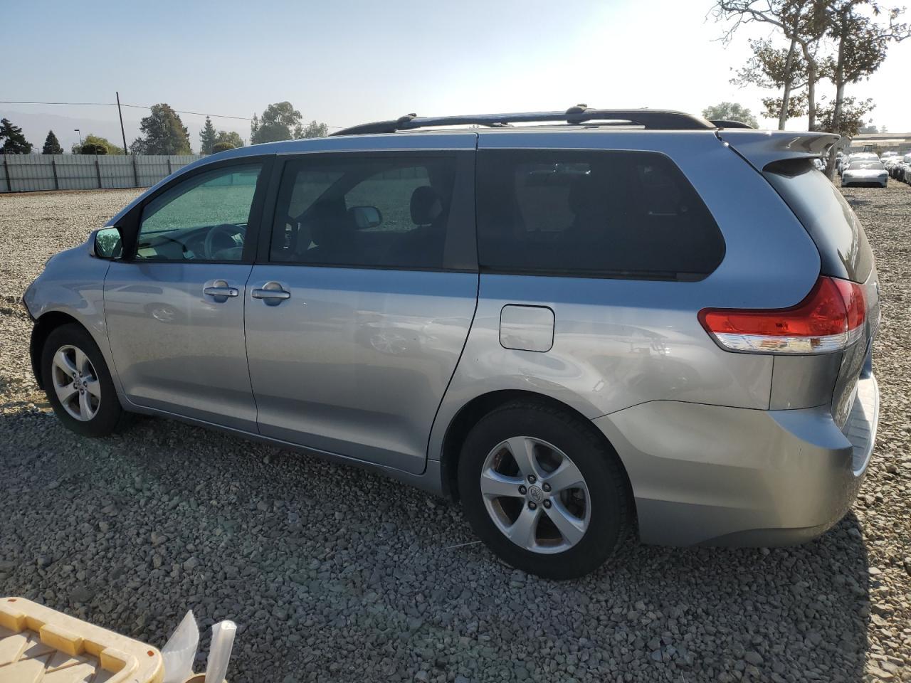 2011 TOYOTA SIENNA