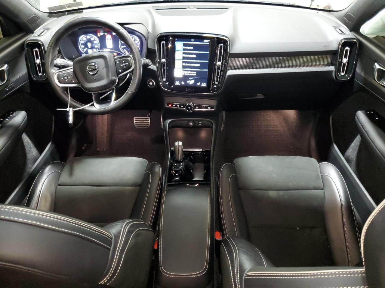 2021 VOLVO XC40
