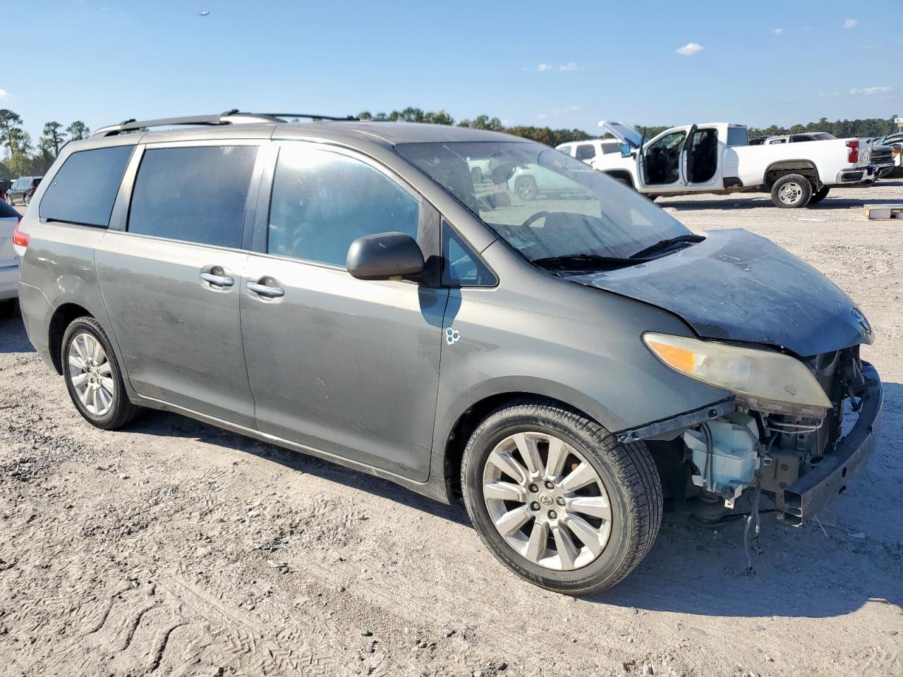 2011 TOYOTA SIENNA