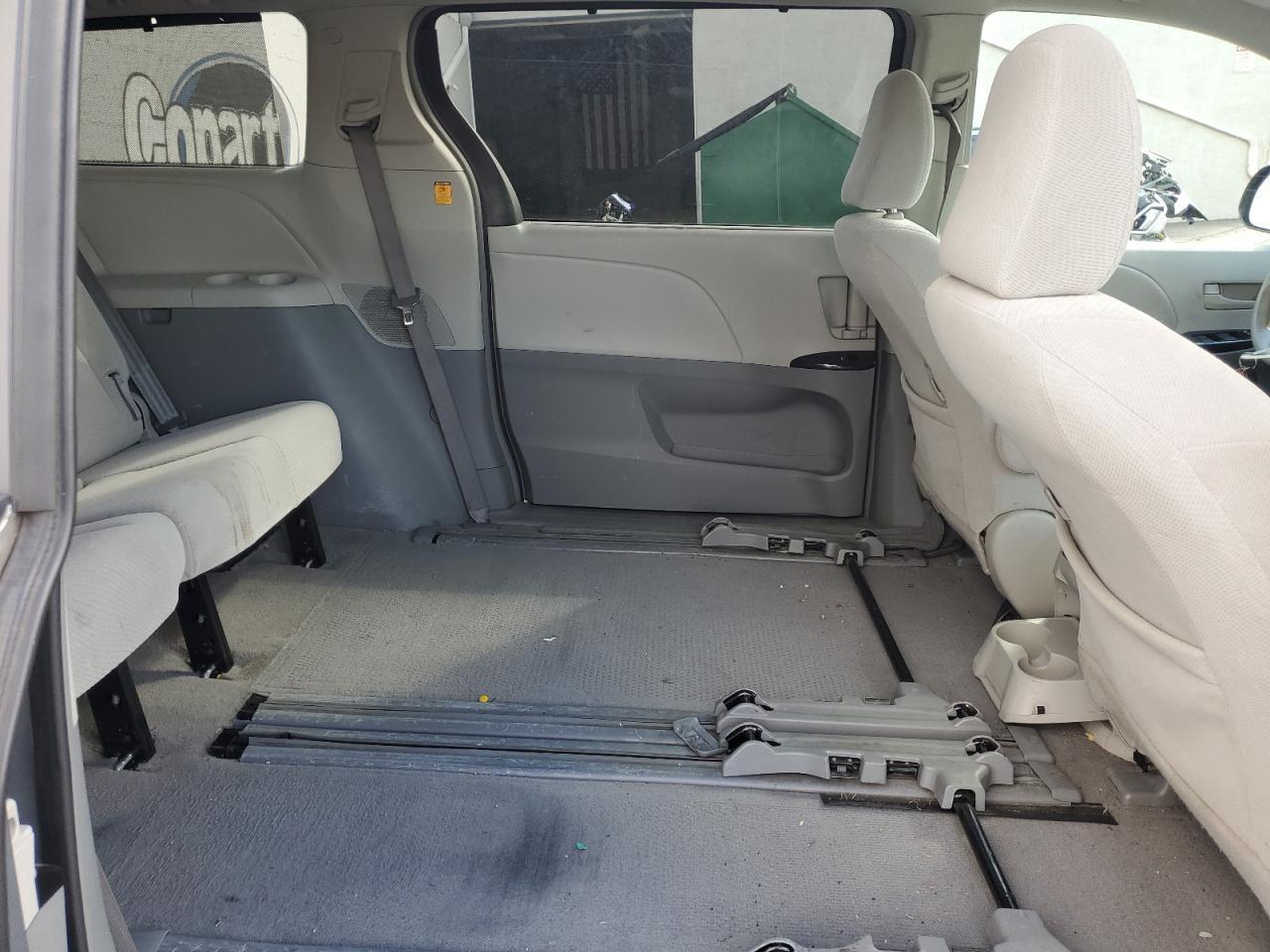 2011 TOYOTA SIENNA