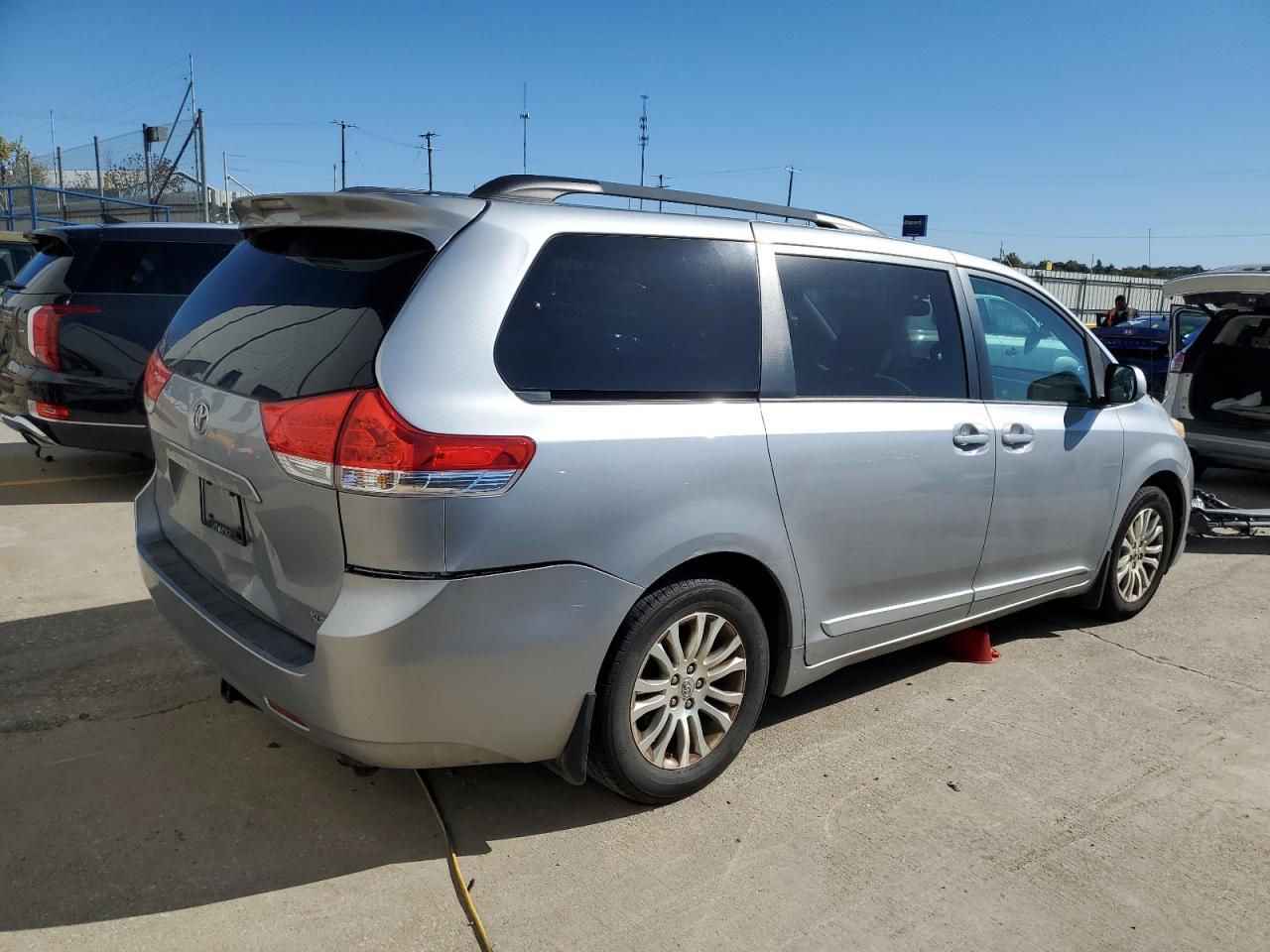 2012 TOYOTA SIENNA