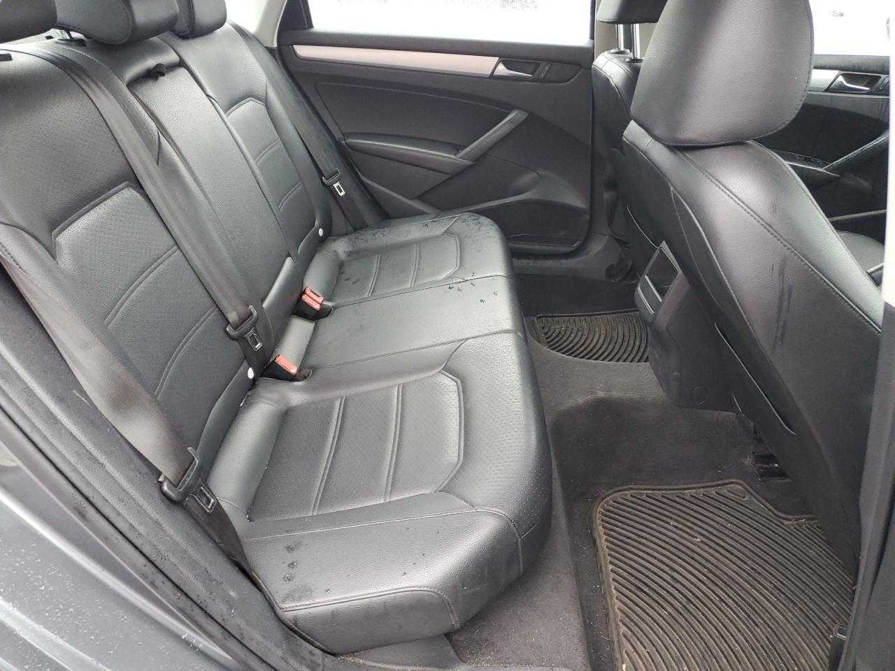 2012 VOLKSWAGEN Passat