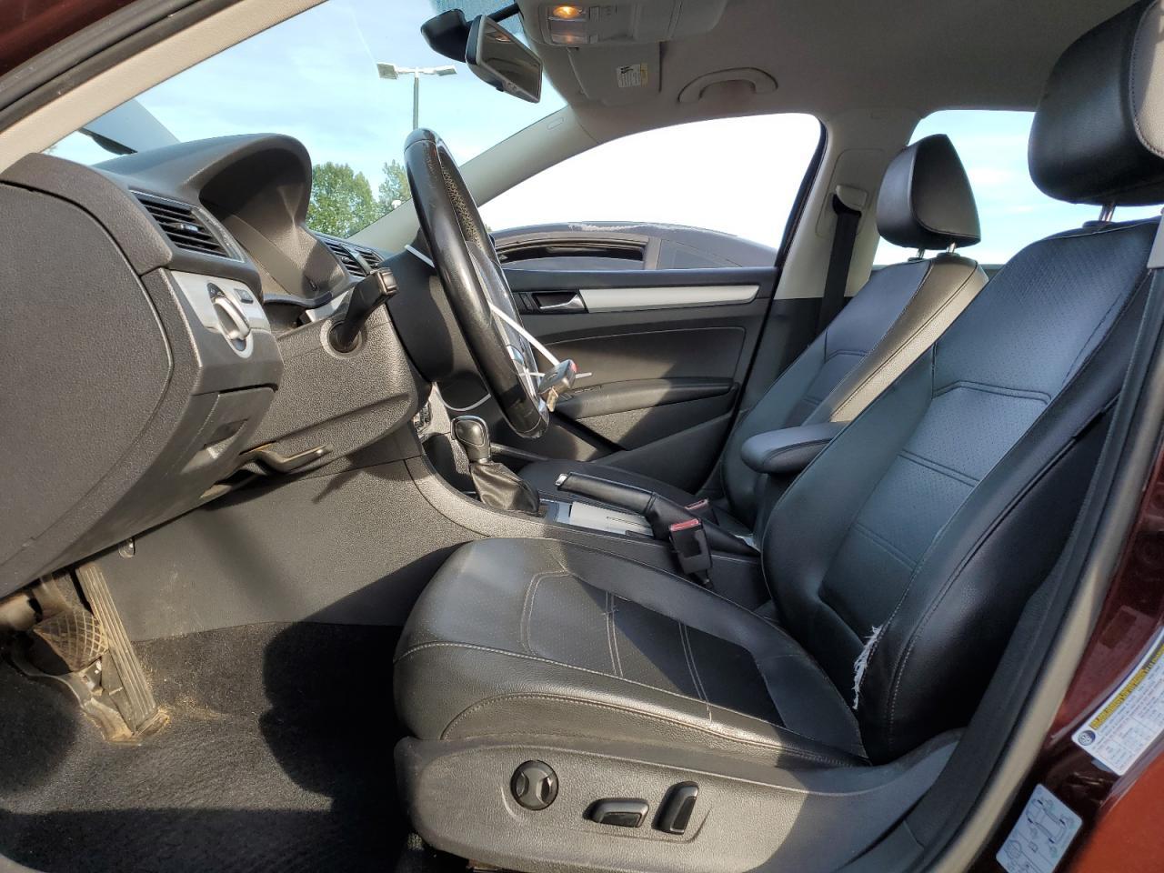 2012 VOLKSWAGEN Passat
