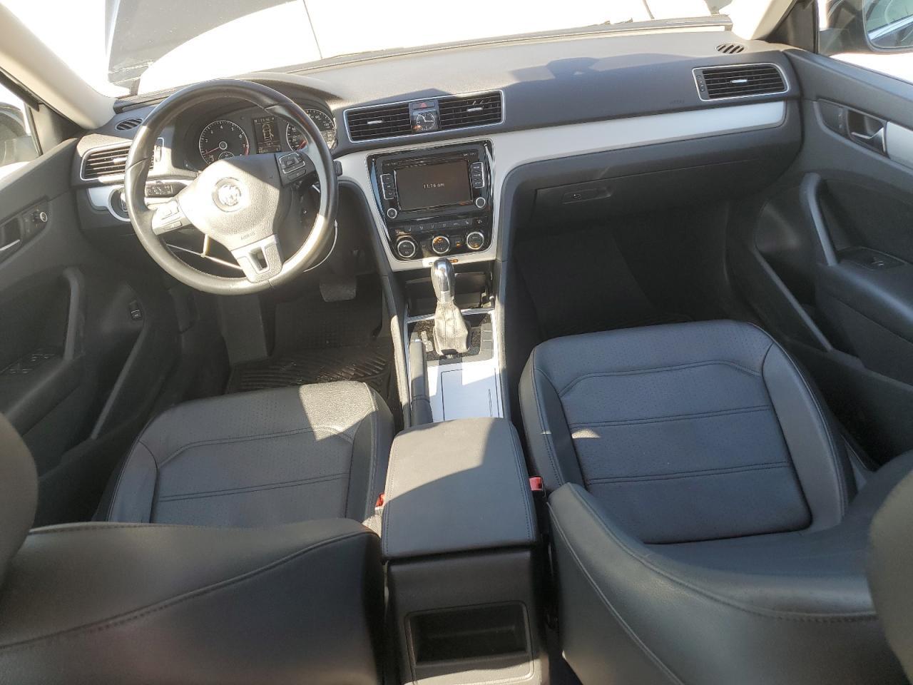 2012 VOLKSWAGEN Passat
