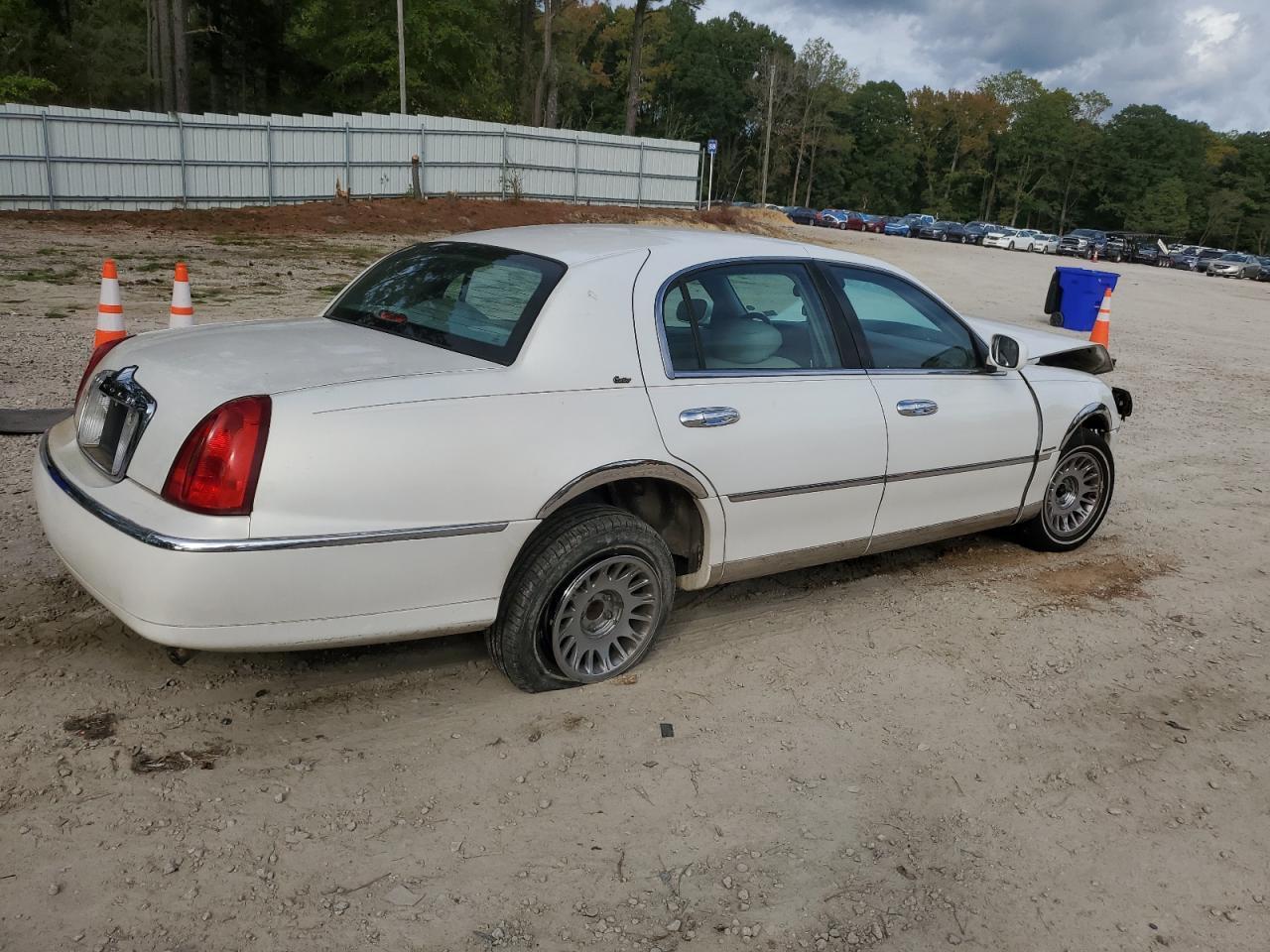 2002 LINCOLN Town Car