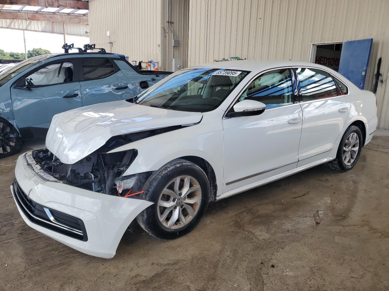 2017 VOLKSWAGEN Passat