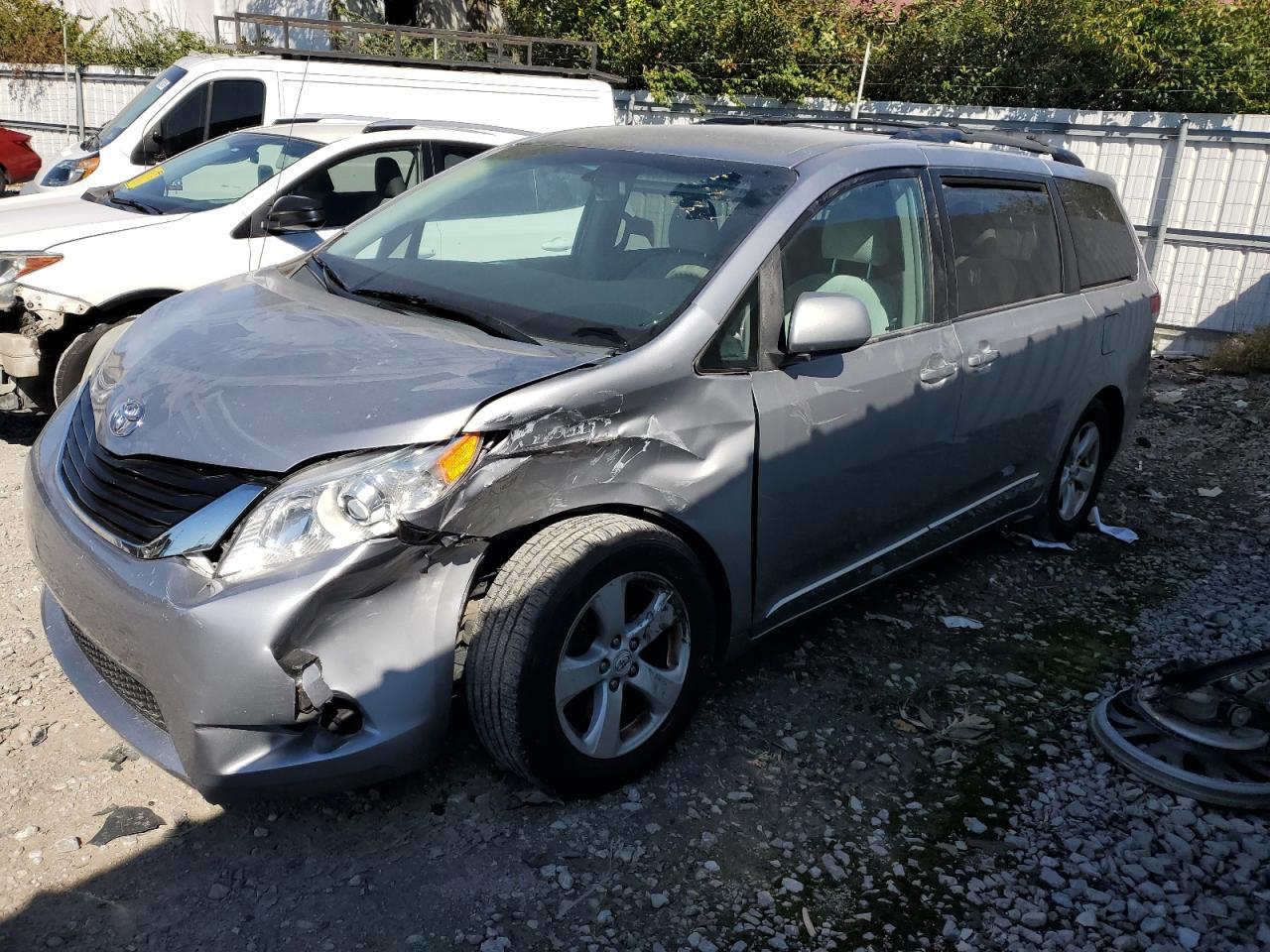 2011 TOYOTA SIENNA