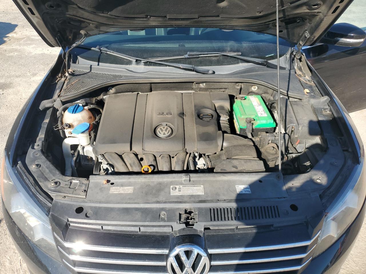 2012 VOLKSWAGEN Passat