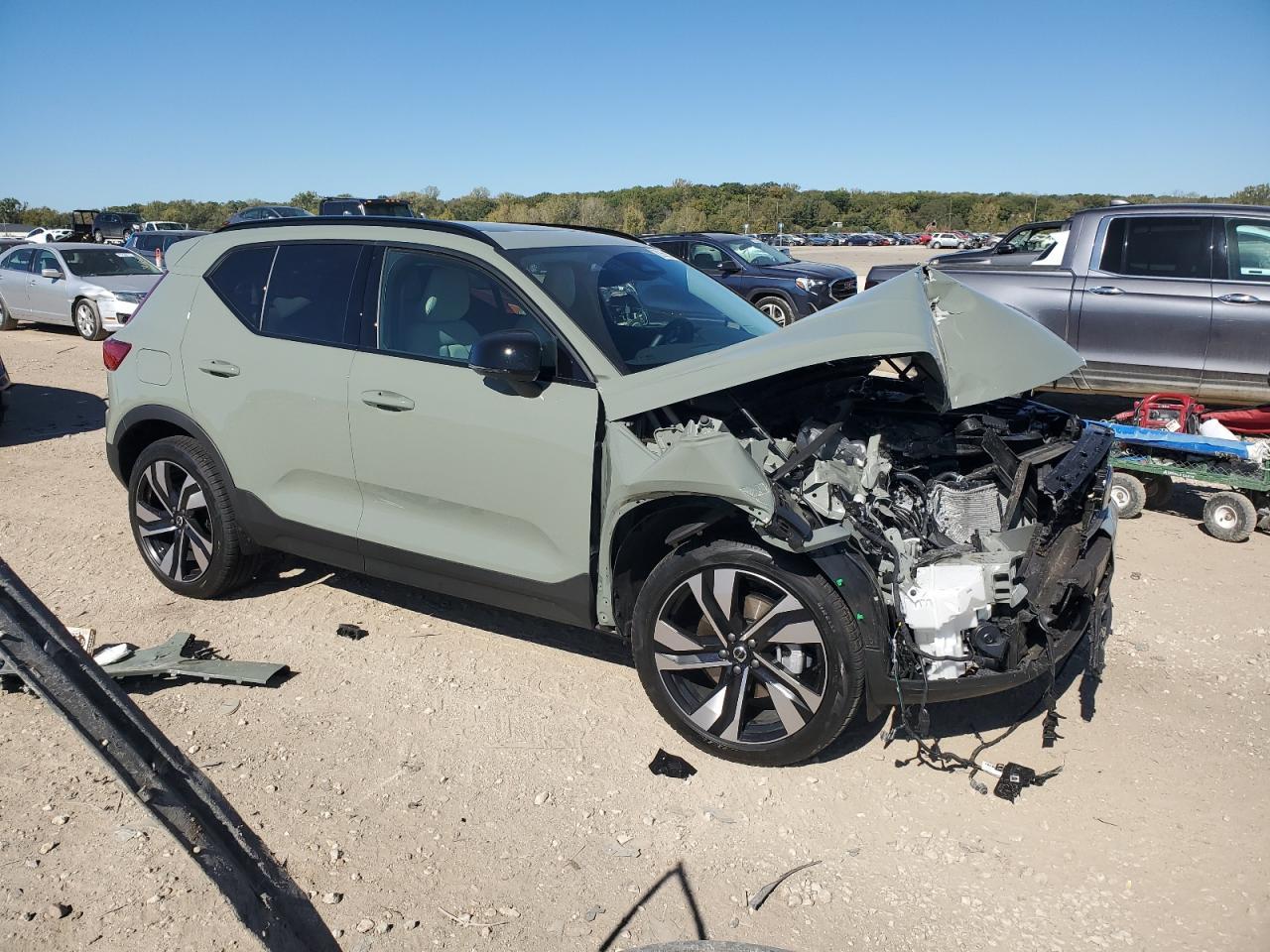2025 VOLVO XC40
