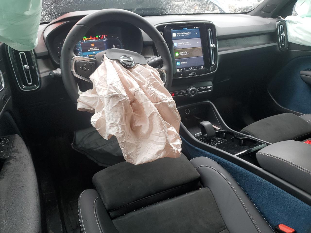 2023 VOLVO C40