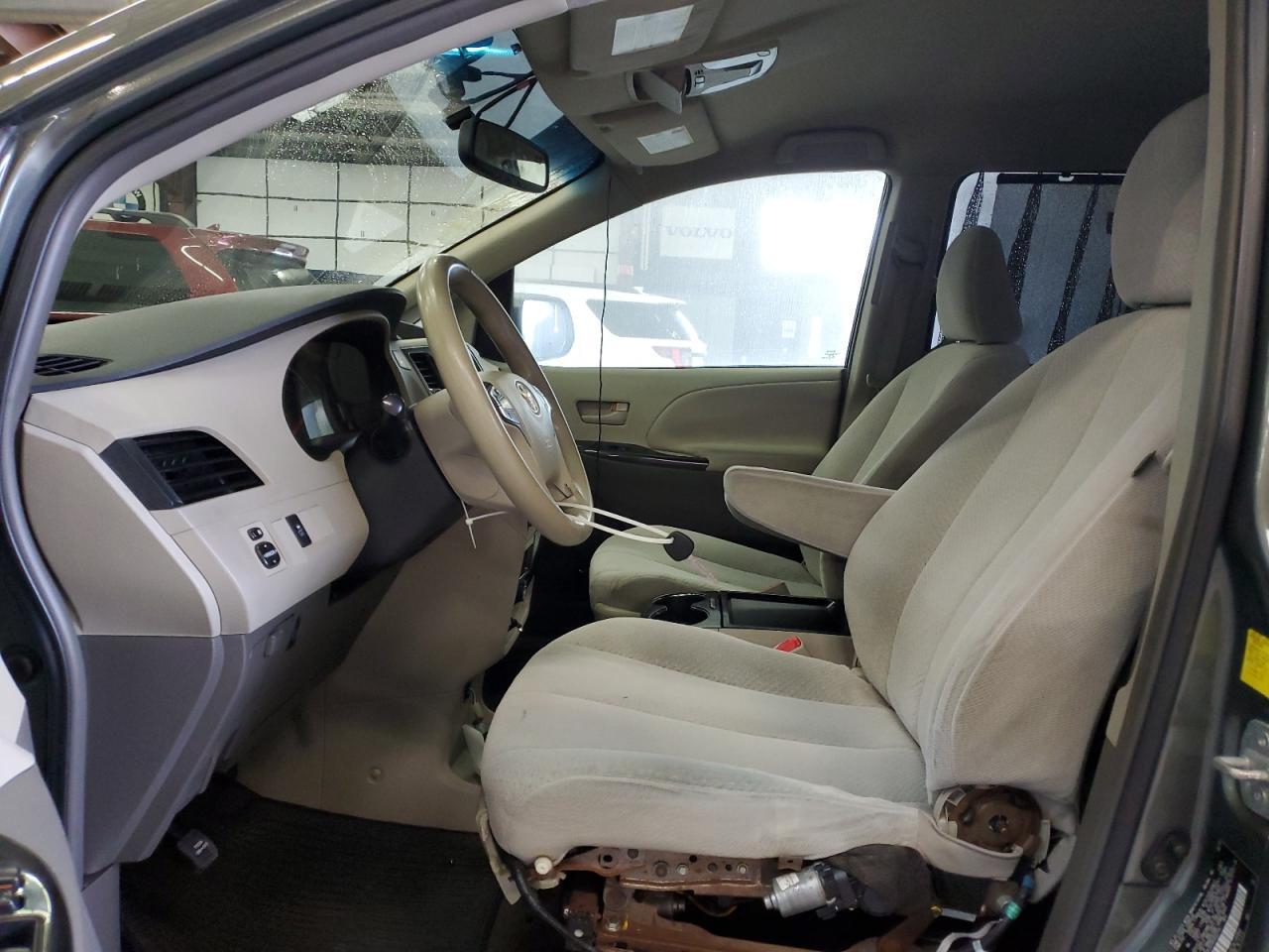 2011 TOYOTA SIENNA