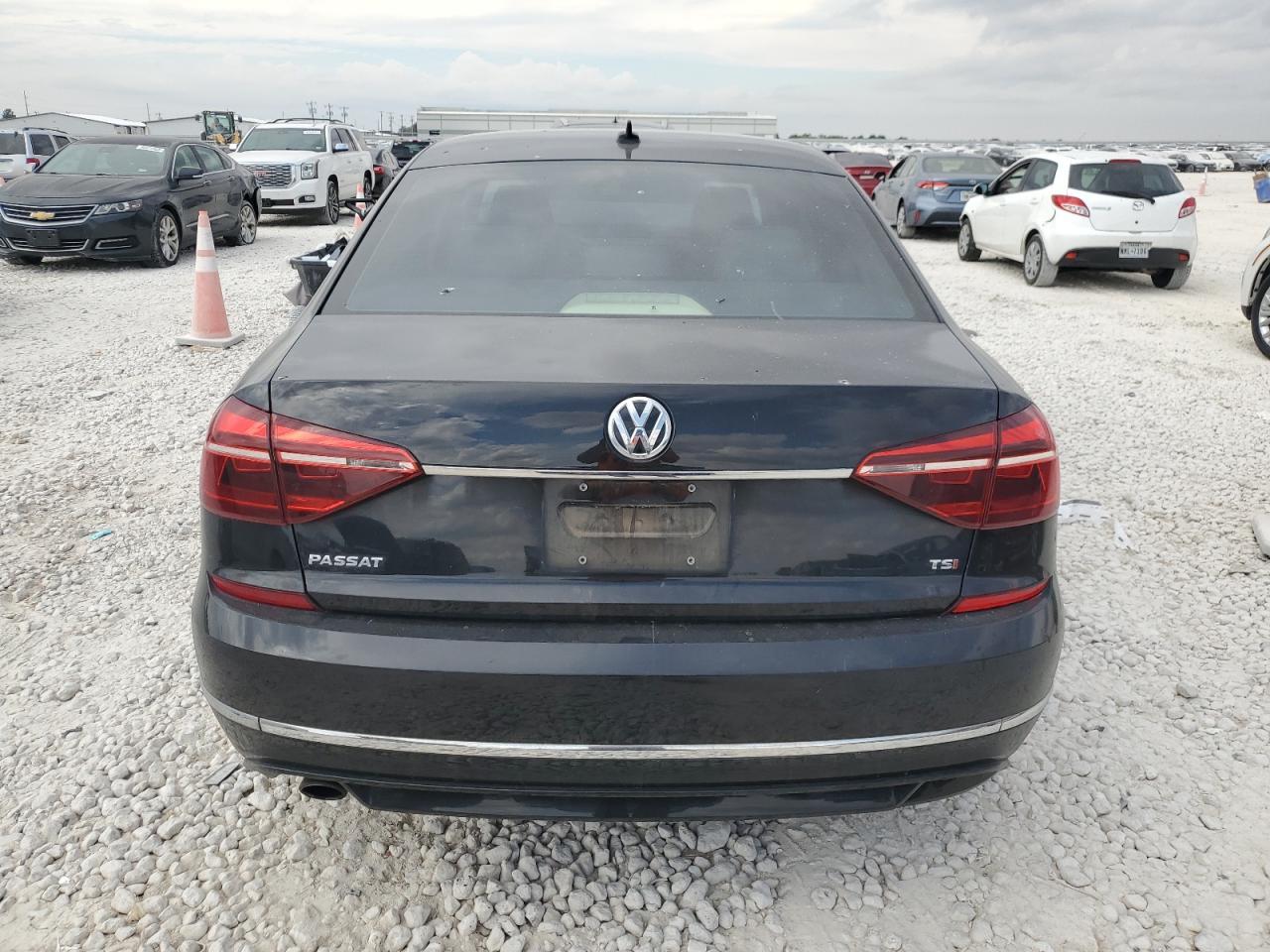 2017 VOLKSWAGEN Passat