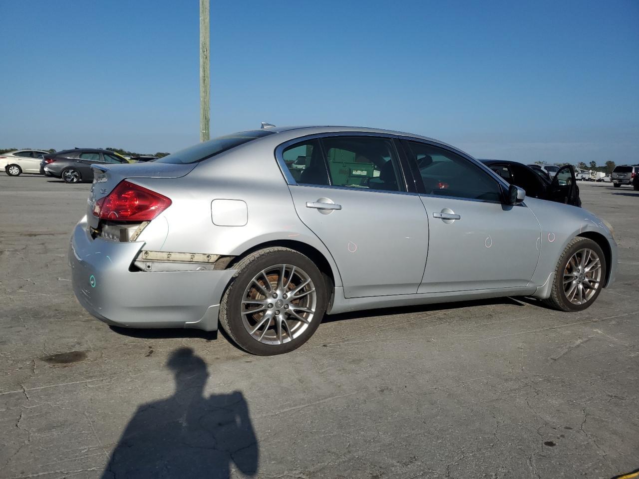 2011 INFINITI G37