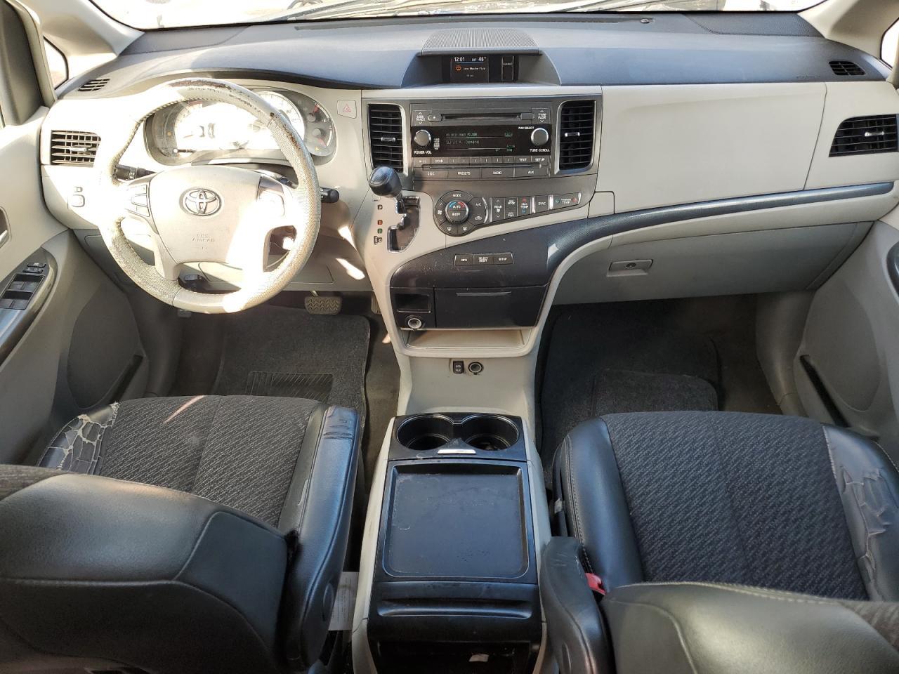 2011 TOYOTA SIENNA