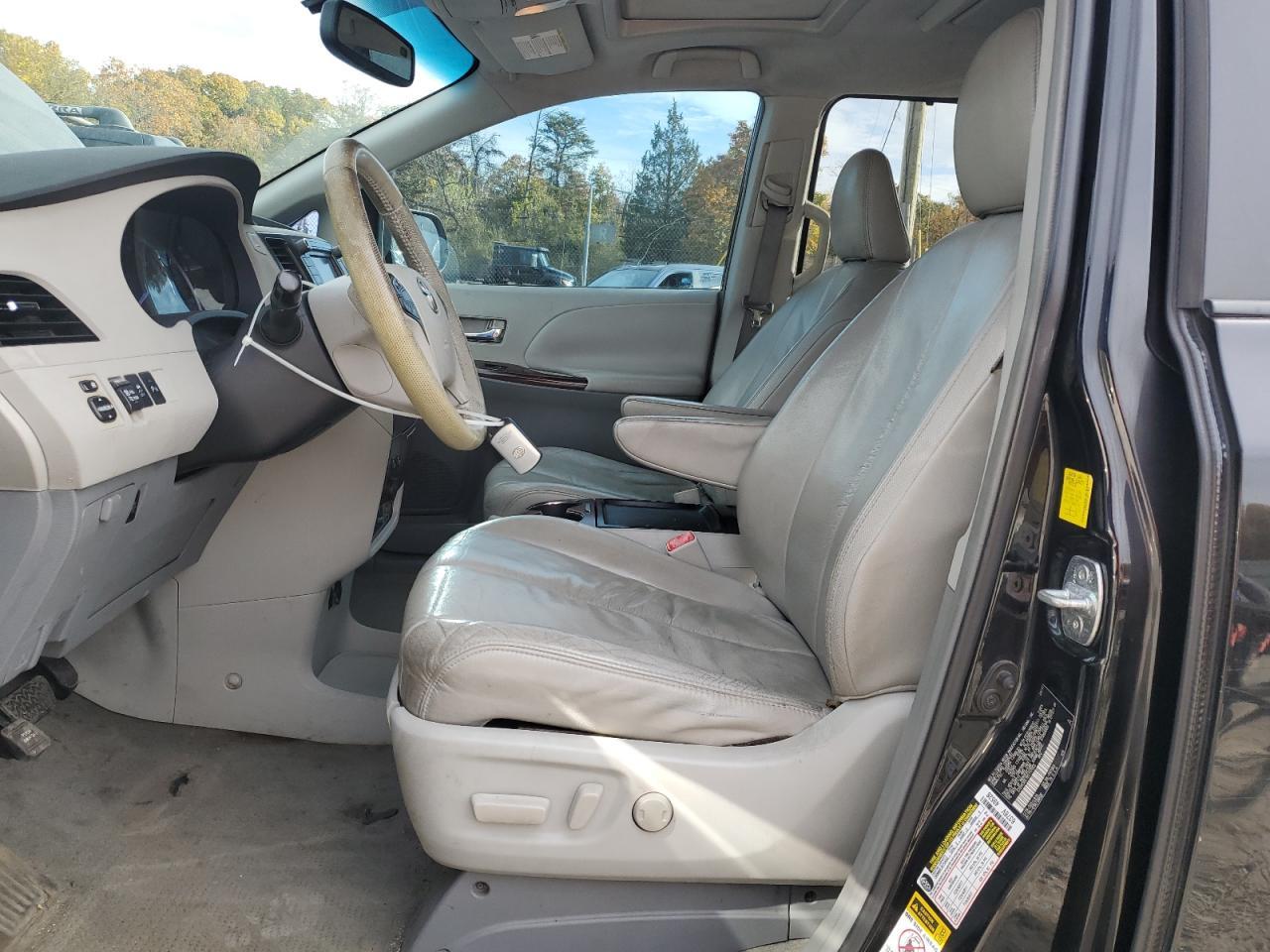 2011 TOYOTA SIENNA