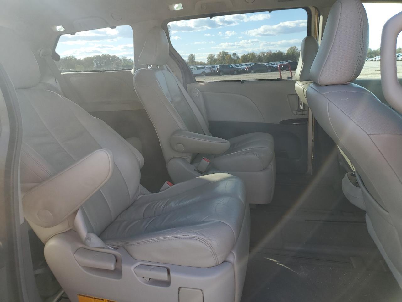 2011 TOYOTA SIENNA