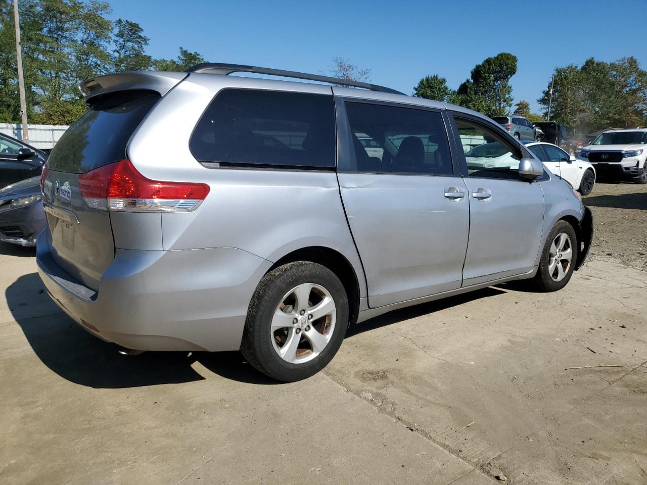 2012 TOYOTA SIENNA