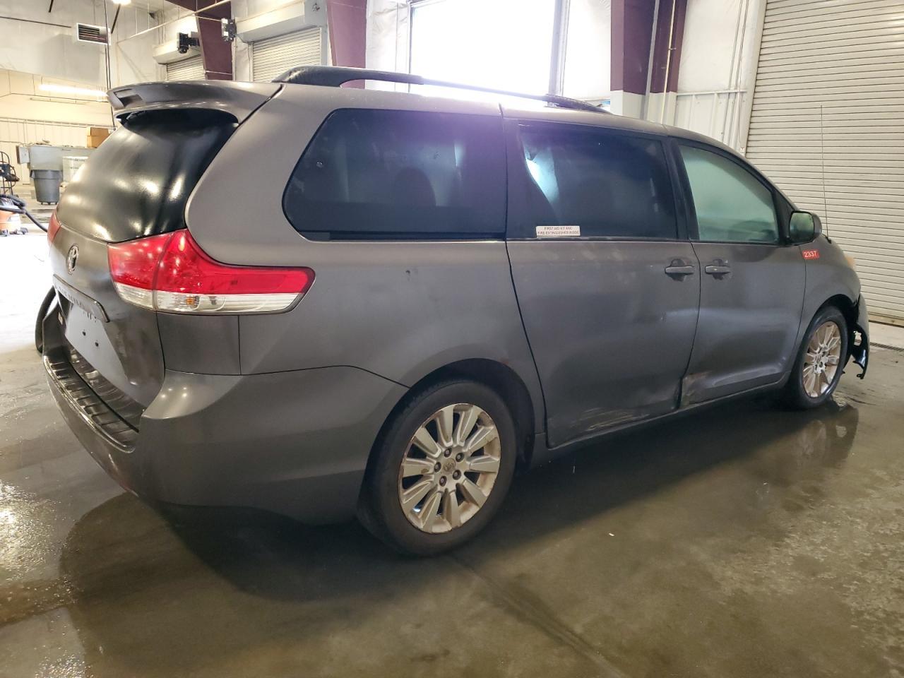 2011 TOYOTA SIENNA