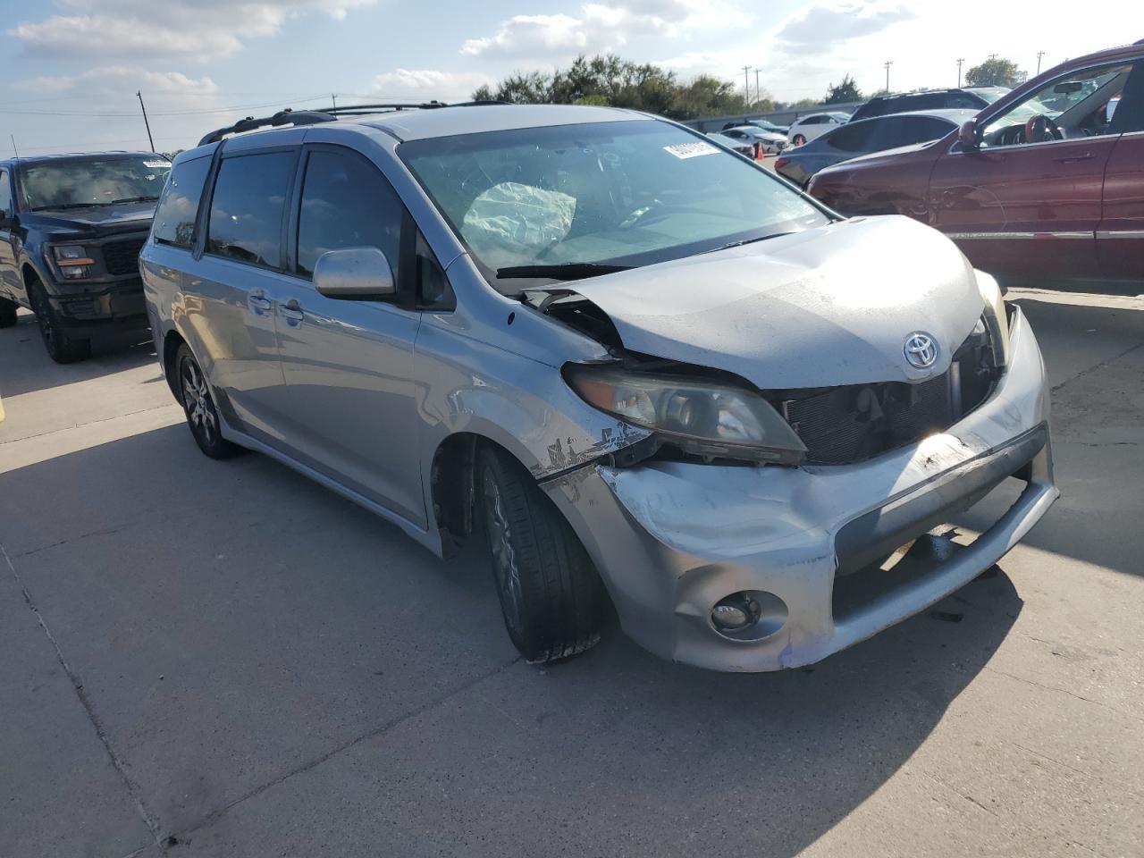 2011 TOYOTA SIENNA