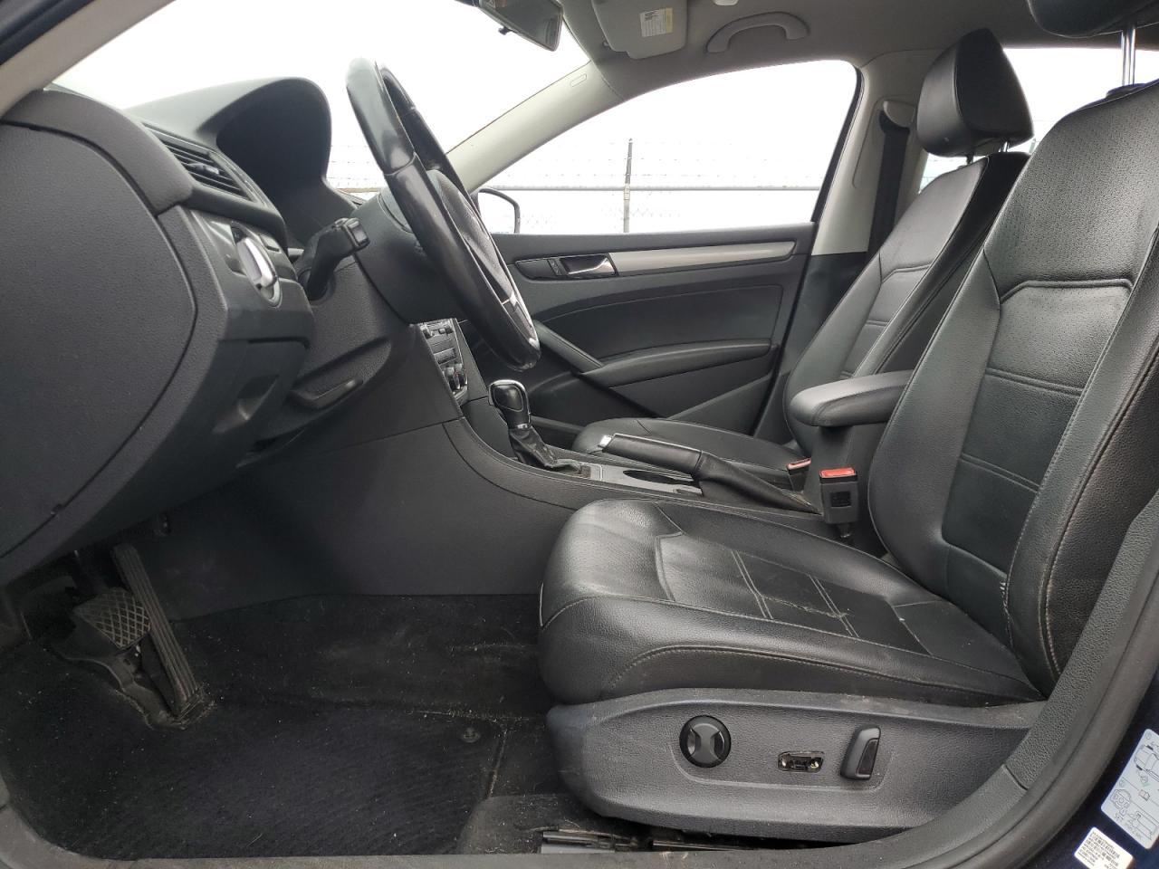 2014 VOLKSWAGEN Passat