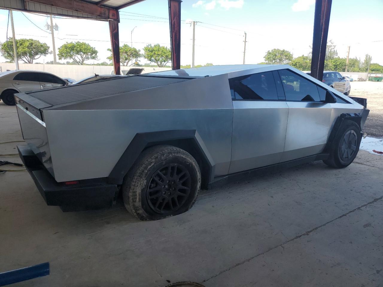 2024 TESLA Cybertruck
