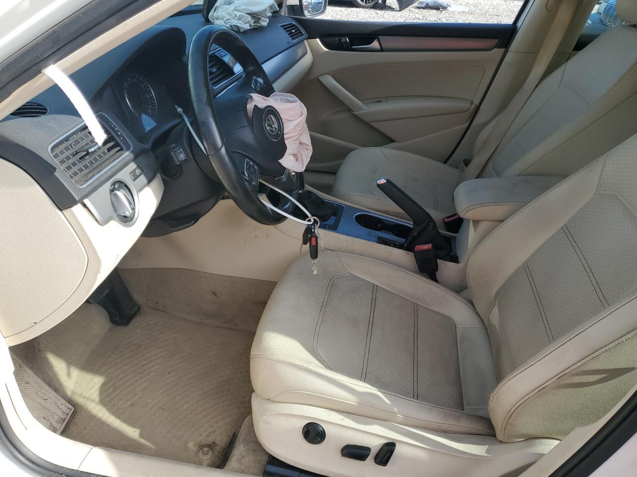 2014 VOLKSWAGEN Passat