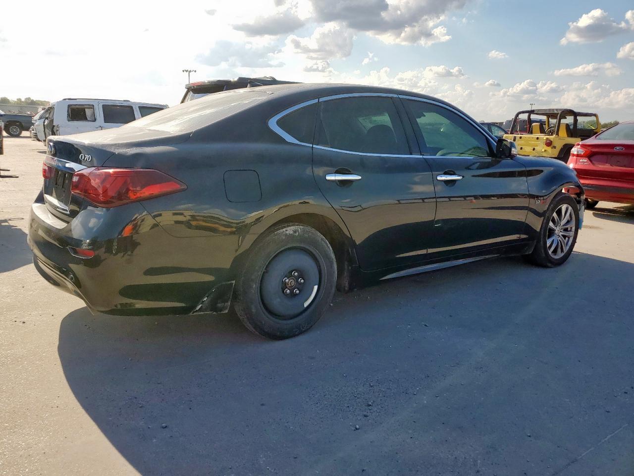 2015 INFINITI Q70
