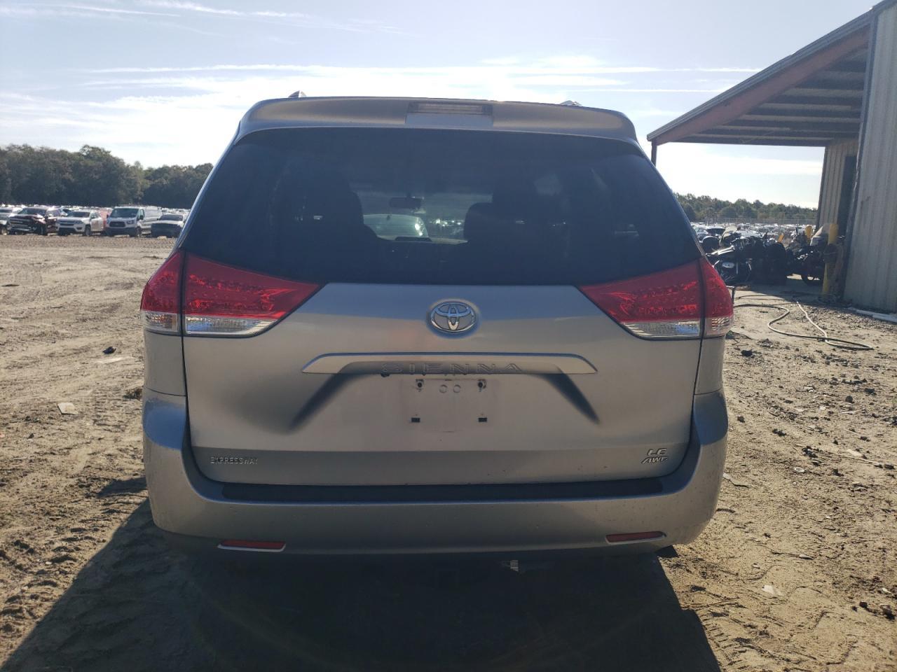 2011 TOYOTA SIENNA
