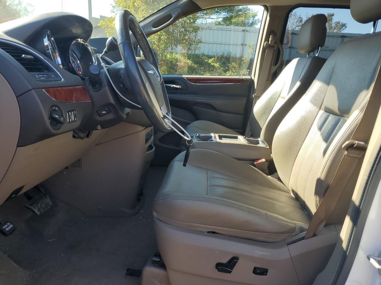 2014 CHRYSLER Town & Country