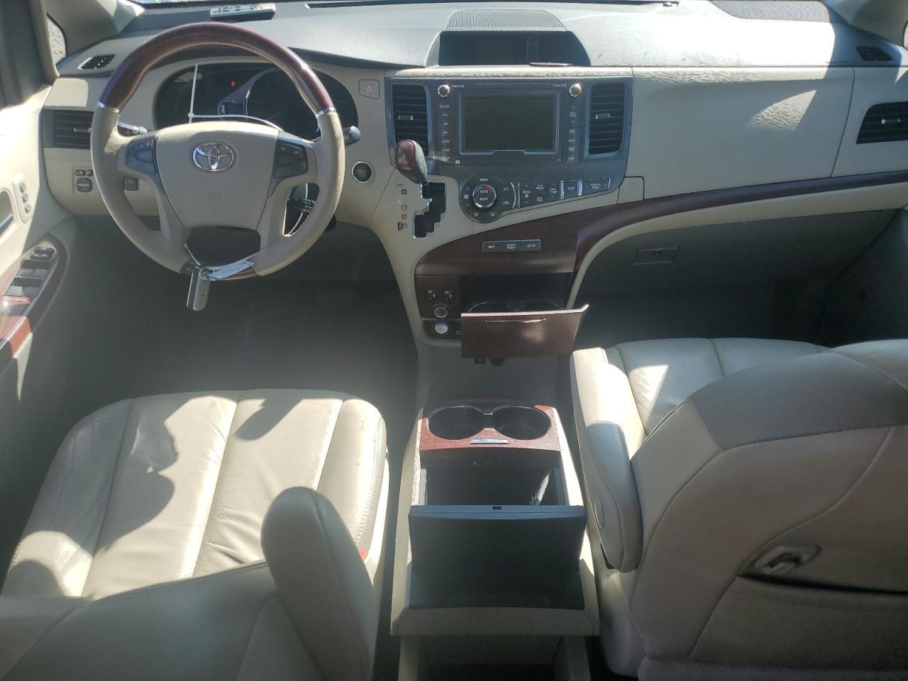 2011 TOYOTA SIENNA