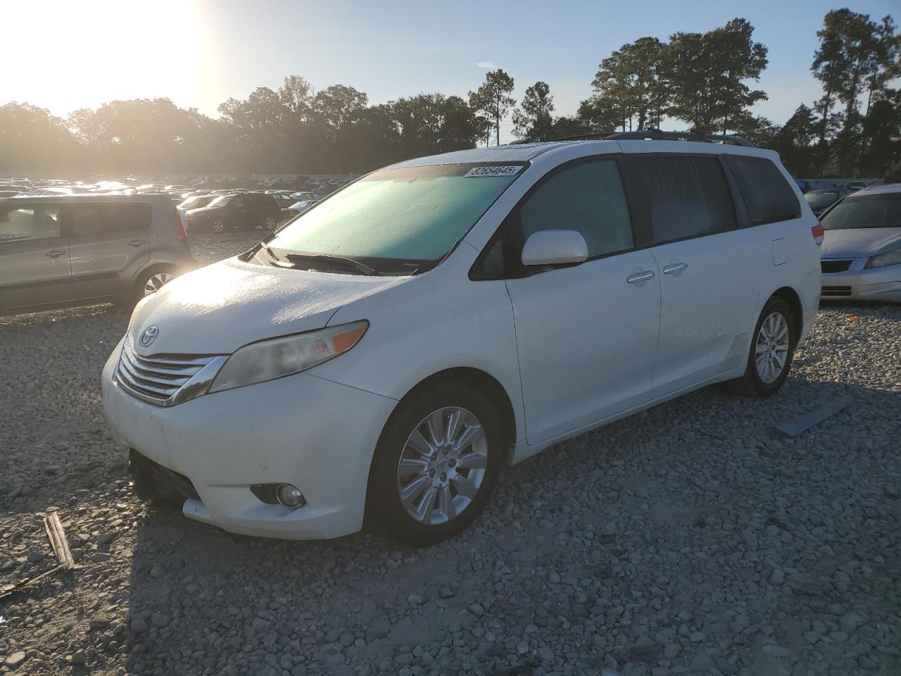 2011 TOYOTA SIENNA