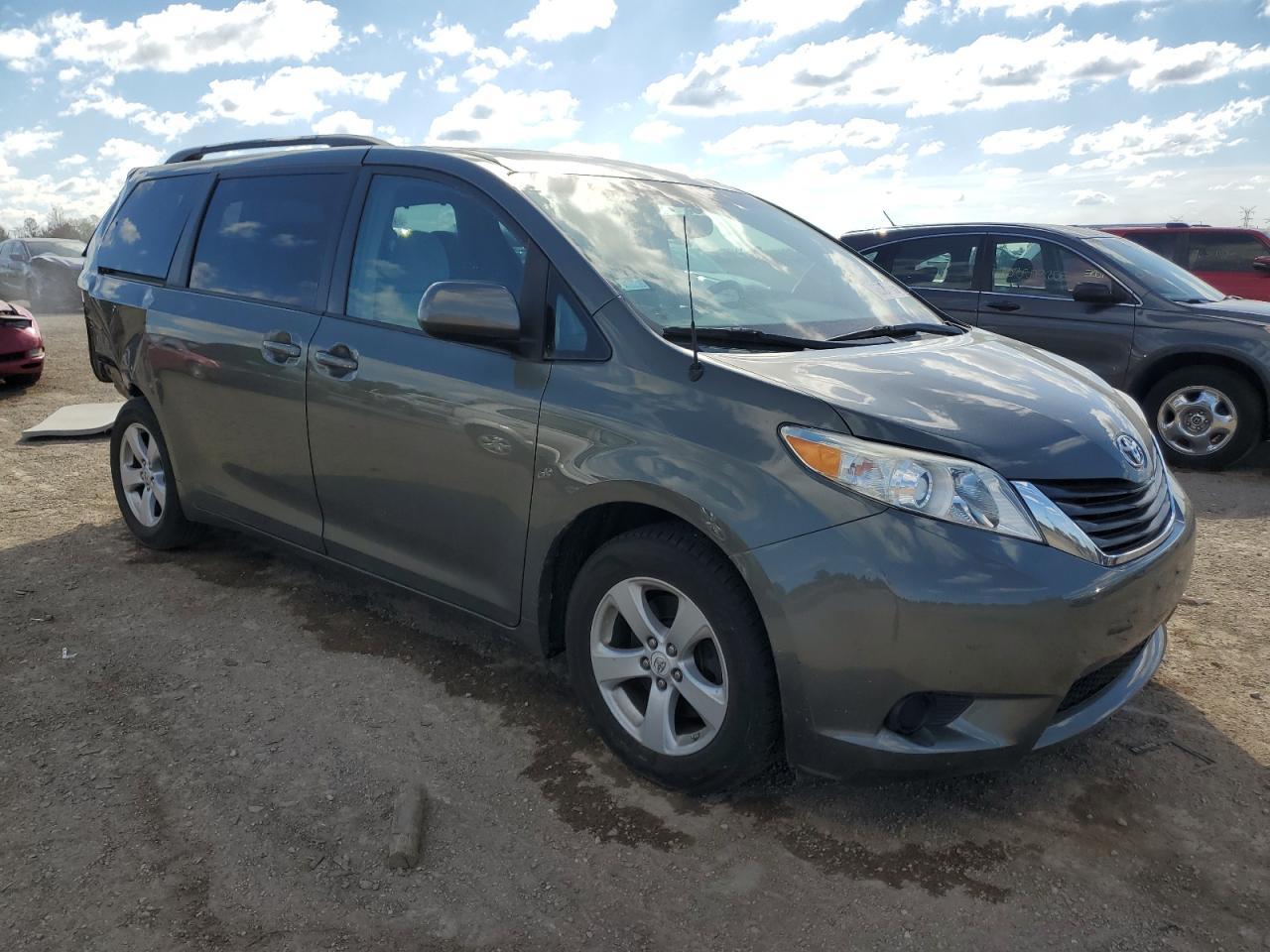 2011 TOYOTA SIENNA