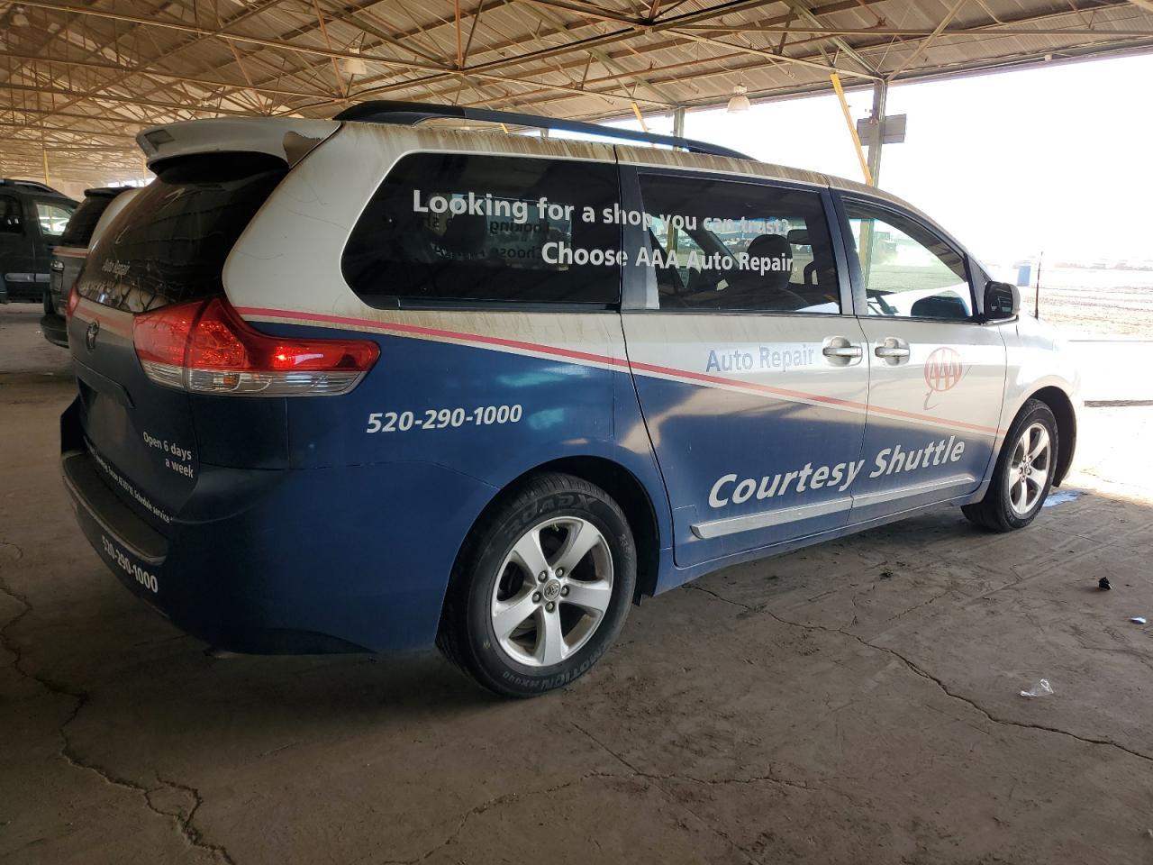 2011 TOYOTA SIENNA