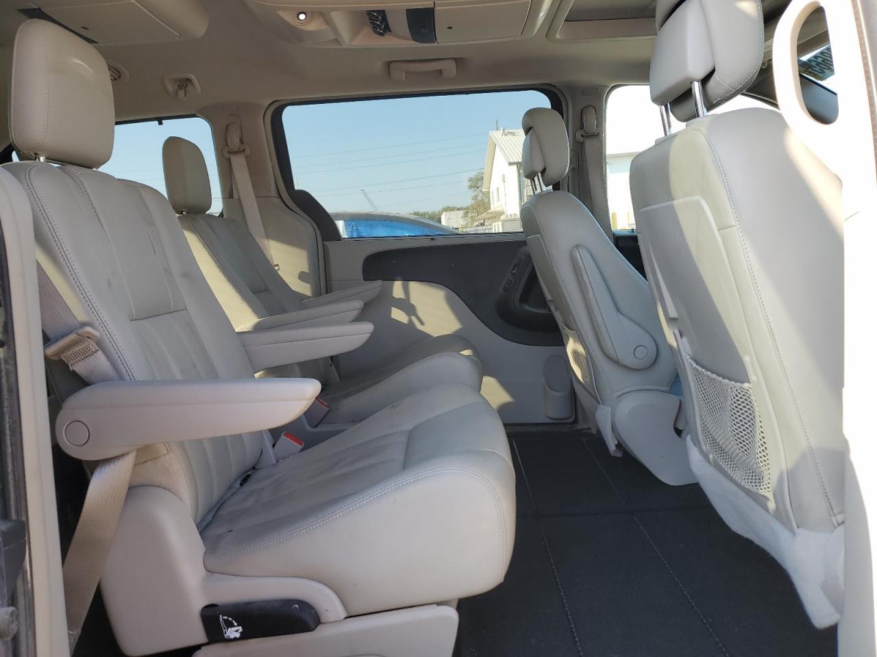 2012 CHRYSLER Town & Country