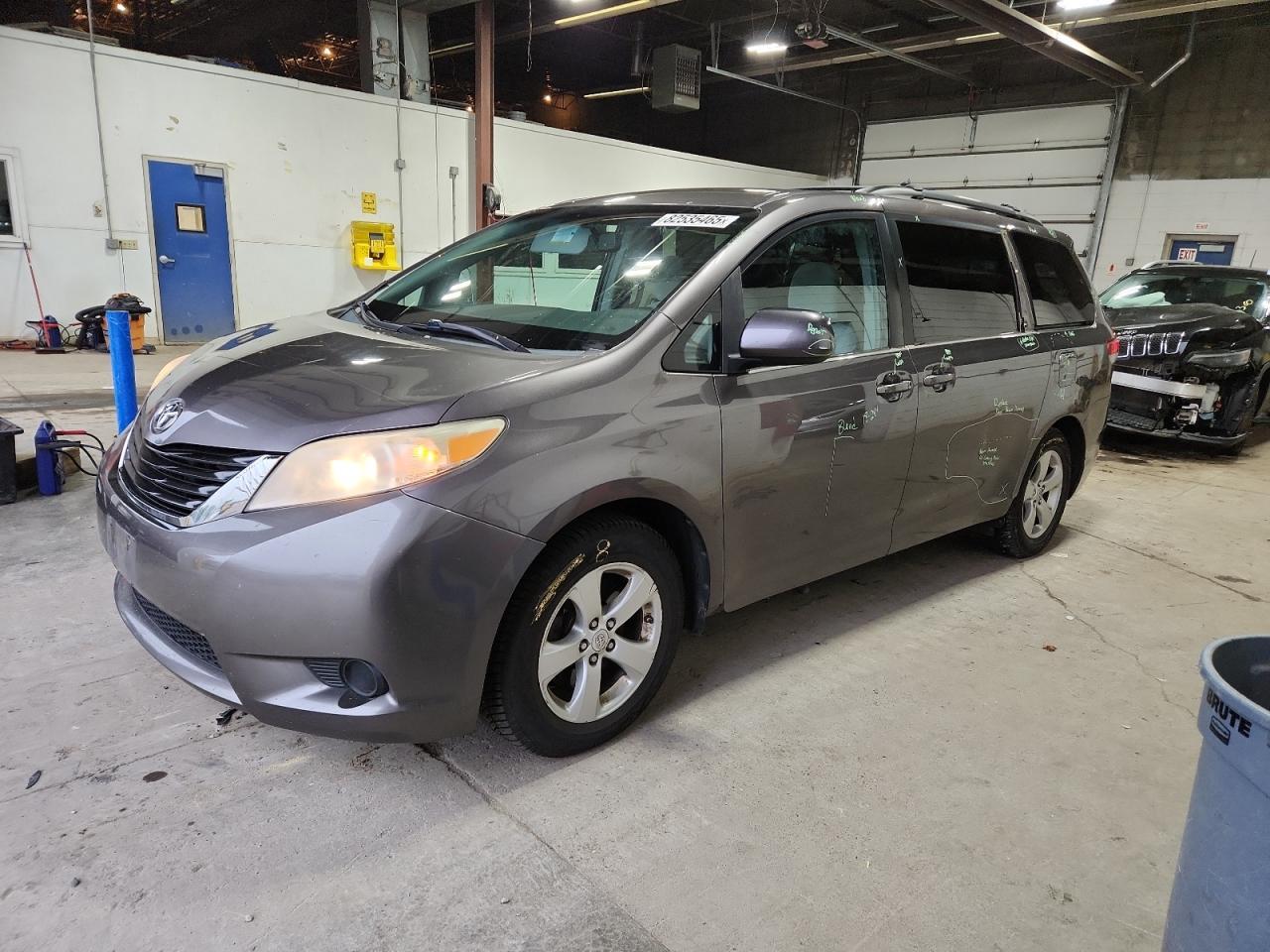 2011 TOYOTA SIENNA
