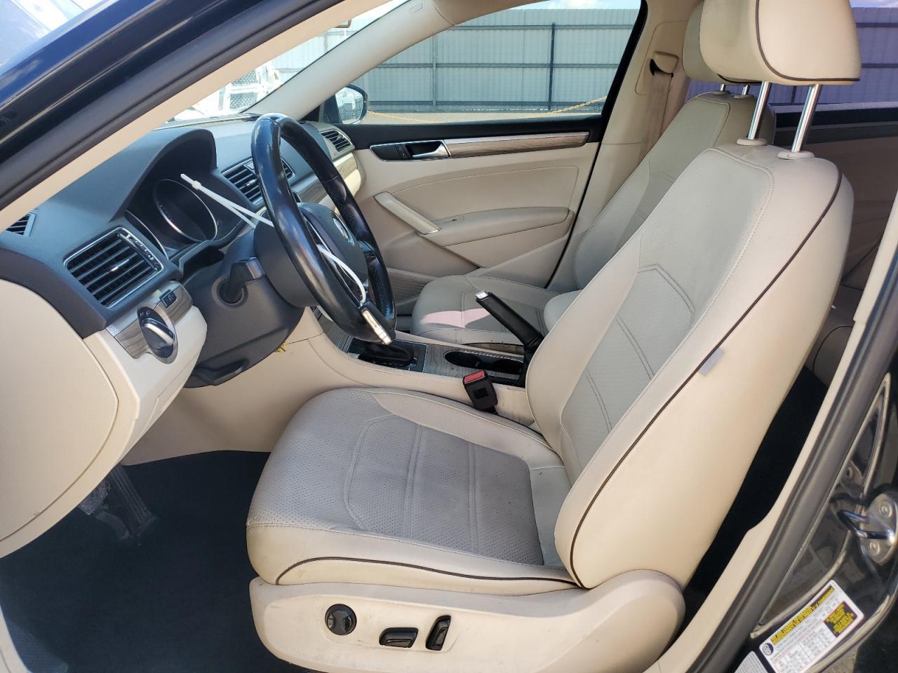 2017 VOLKSWAGEN Passat