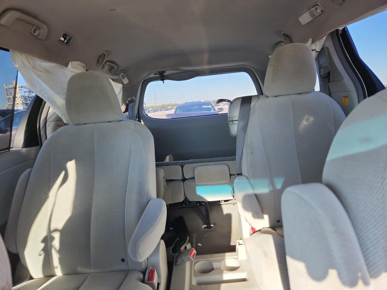 2011 TOYOTA SIENNA