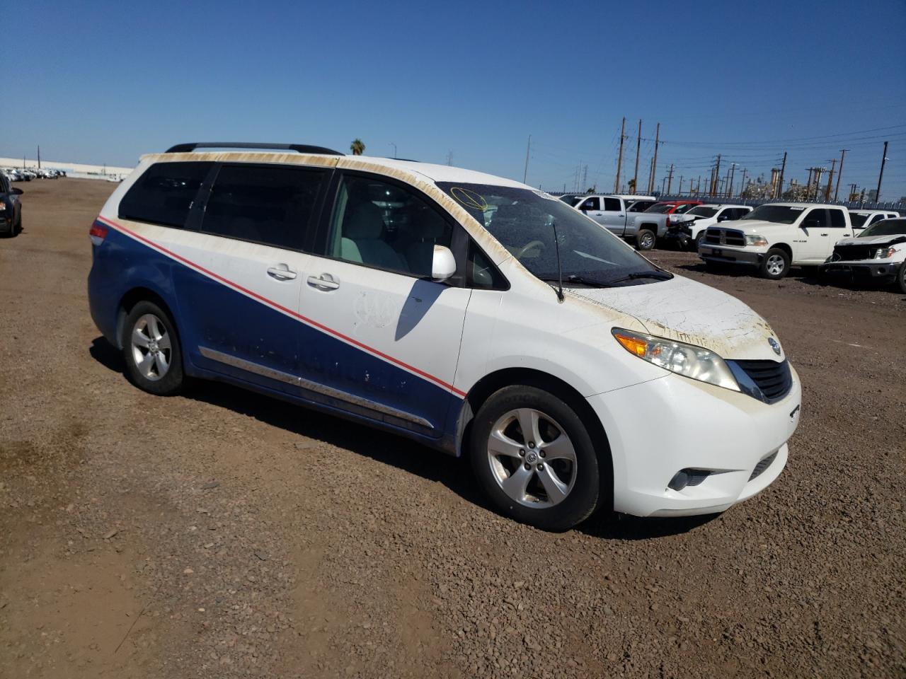 2011 TOYOTA SIENNA