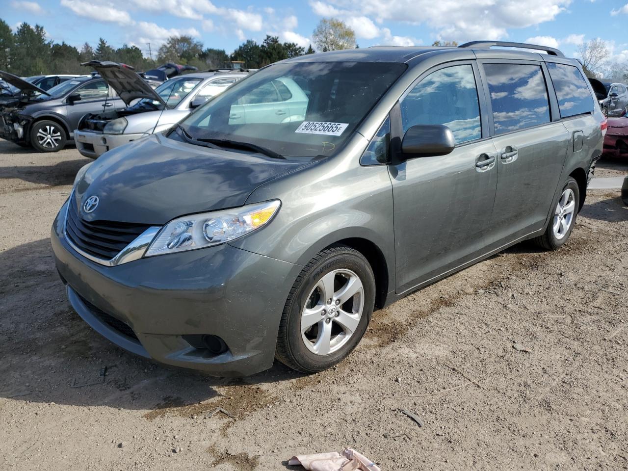 2011 TOYOTA SIENNA