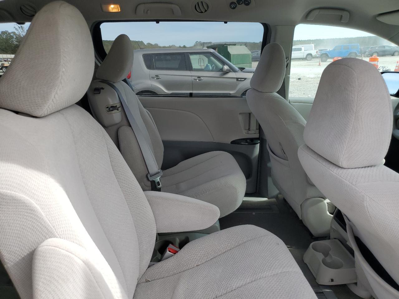 2011 TOYOTA SIENNA