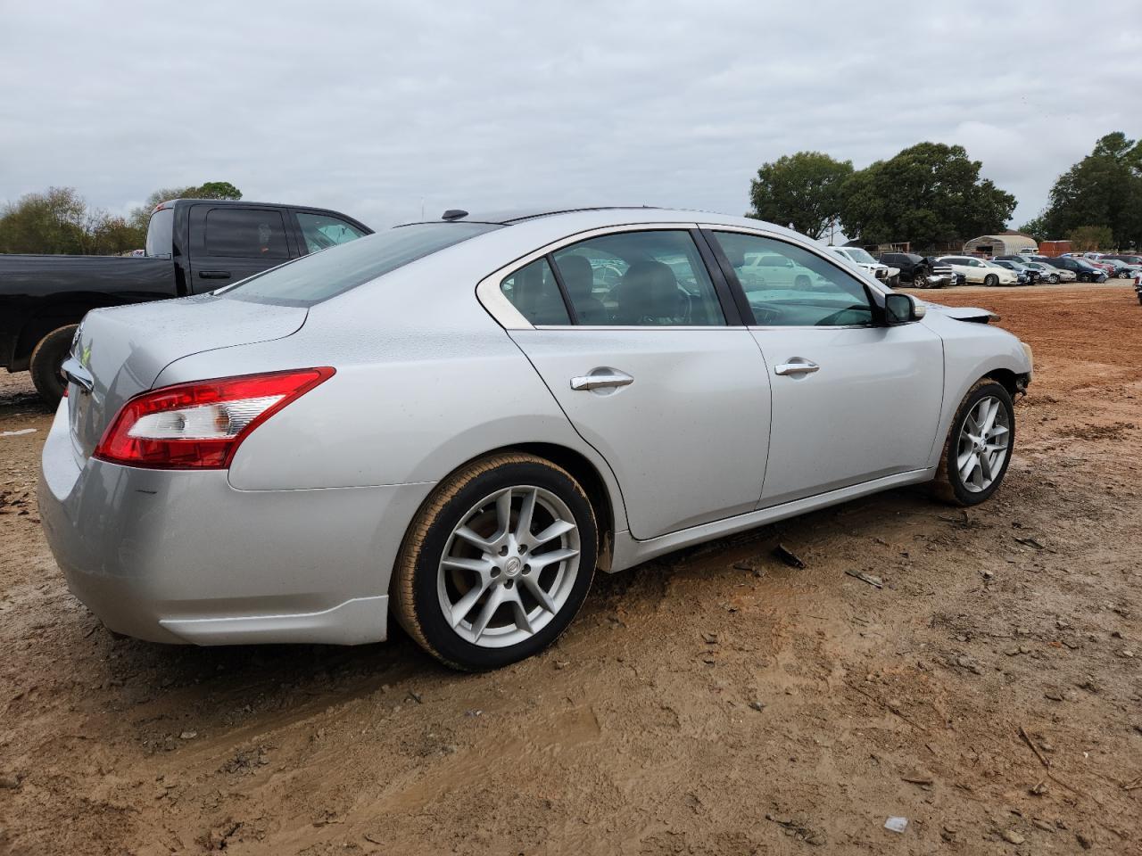 2011 NISSAN Maxima